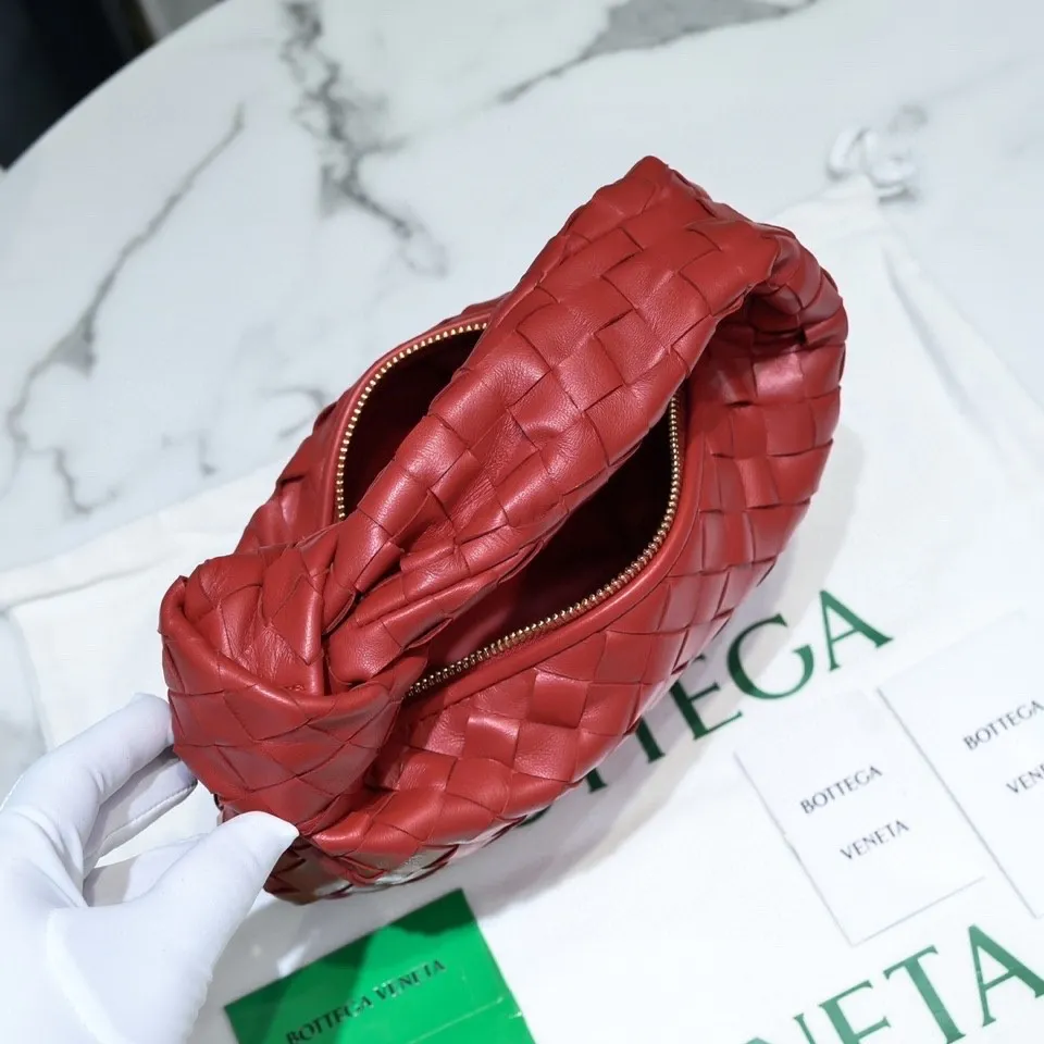 Batch 1120 BV Bottega Veneta's new early spring women's MINI JODIE handbag BV bag 🔥The new method is based on the original rounded corners, knotted with classic woven leather round hobo bag, The most iconic triangular pull-out design, using sheepskin draped soft shape, is super suitable for concave shapes~ Jodie feels really gentle to people, and is definitely the best item for daily matching. It has the same weave, new elements and twists, is compact and versatile, and is the new favorite of street style Internet celebrities! Dimensions: 23x28x8 Model: 6699-1